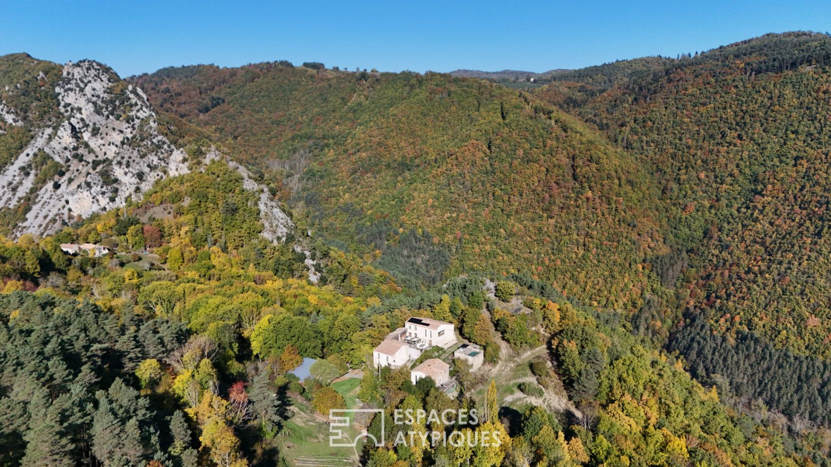 Exceptional eco-hamlet in a Natura 2000 zone, hidden from view