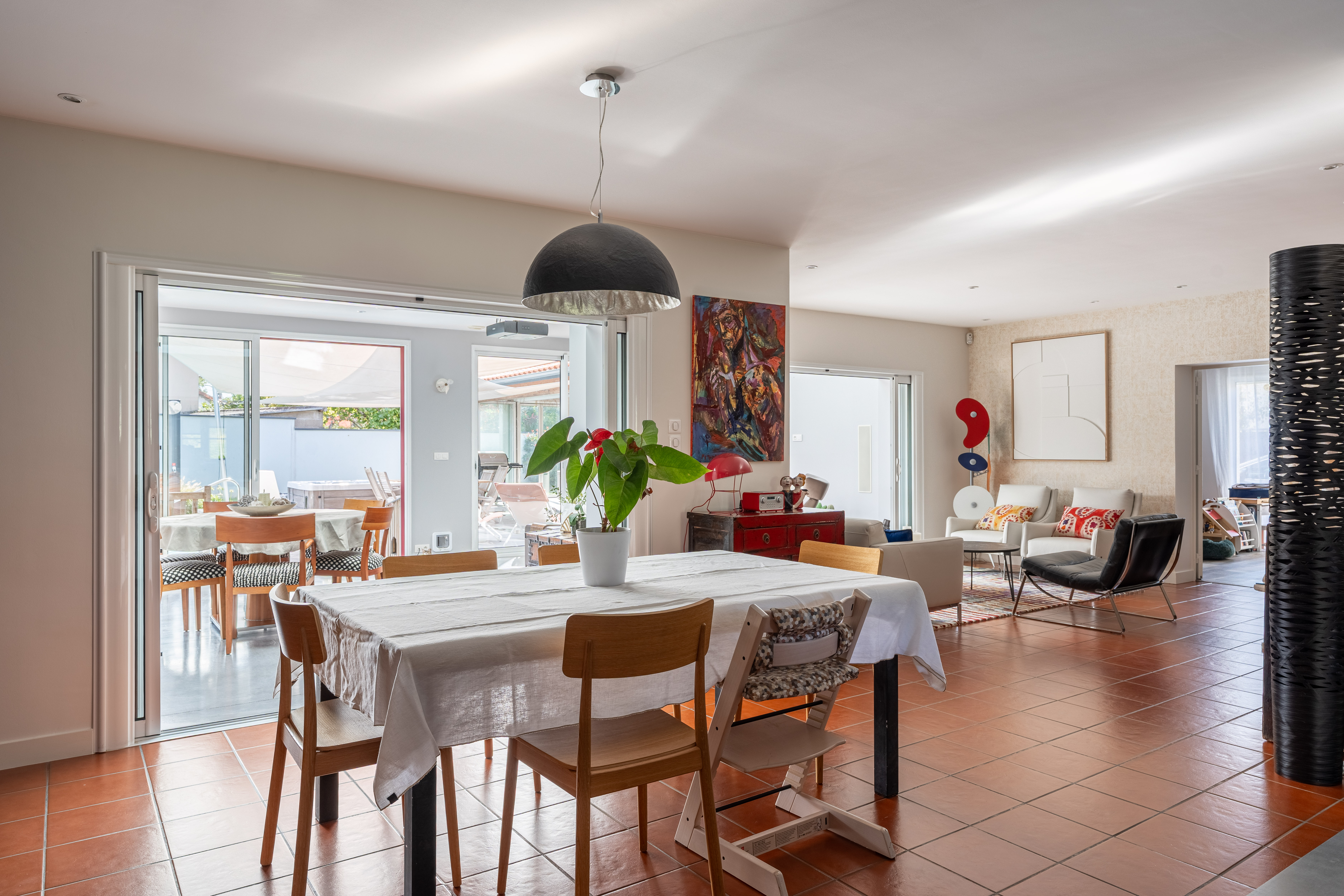 Maison familiale rétro-contemporaine et son extérieur farniente au coeur de Vertou