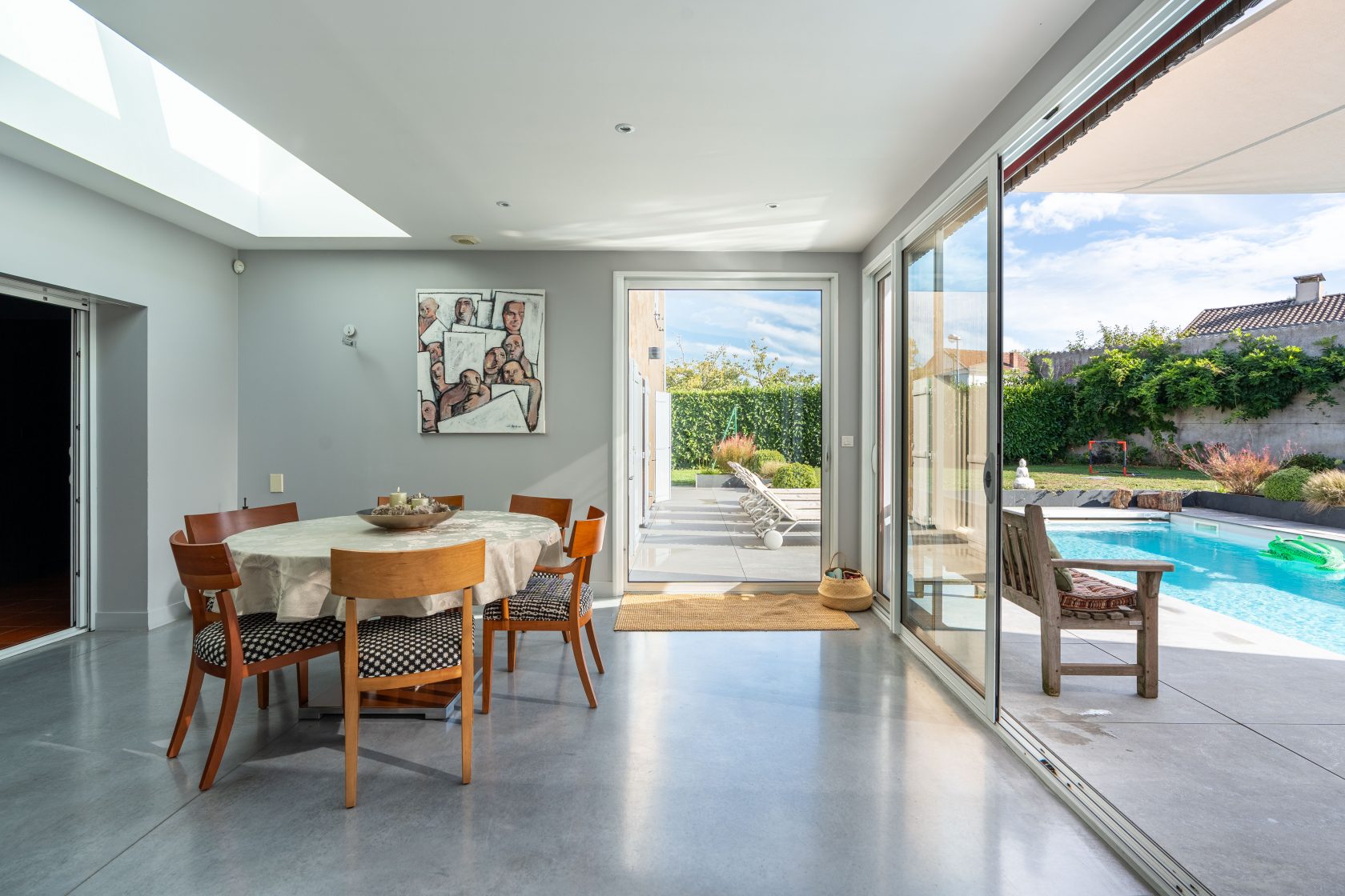 Maison familiale rétro-contemporaine et son extérieur farniente au coeur de Vertou