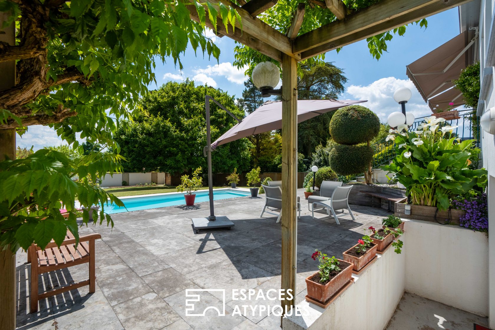 Maison familiale avec piscine, studio et dépendance dans le cœur de Vallet