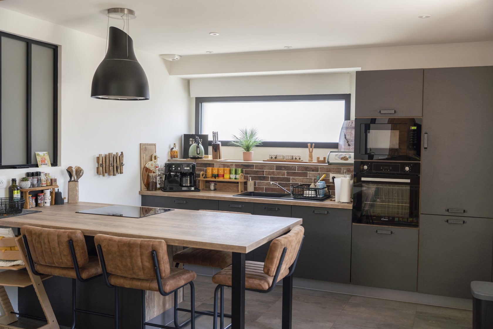 Contemporary and warm farmhouse in the town center