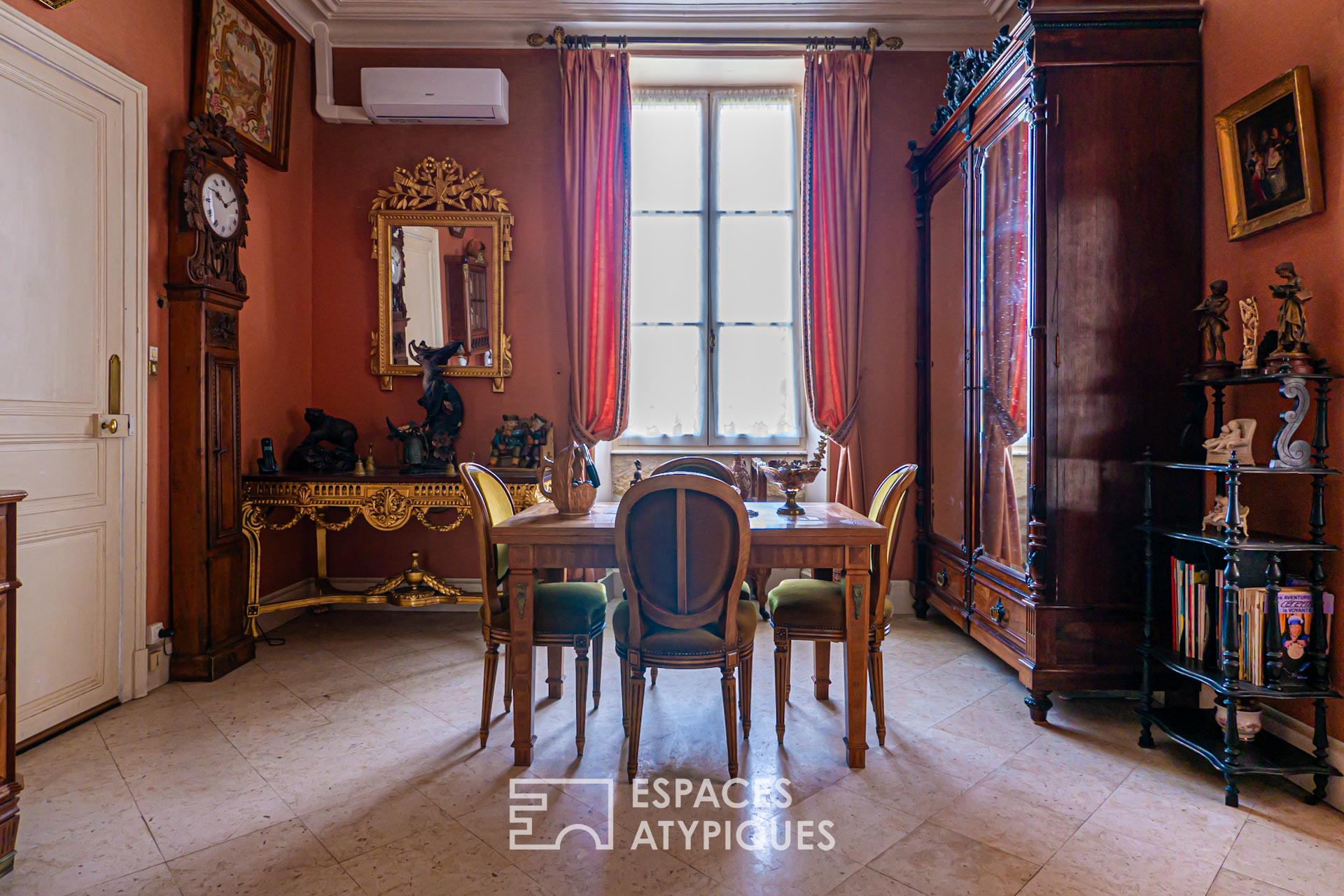 19th-century master’s house in the heart of an village.