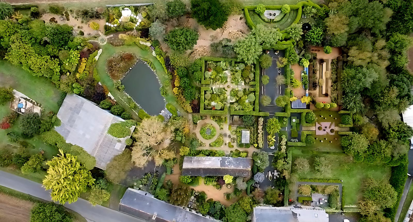Jardin remarquable, son salon de thé, son gîte et sa longère en pierre