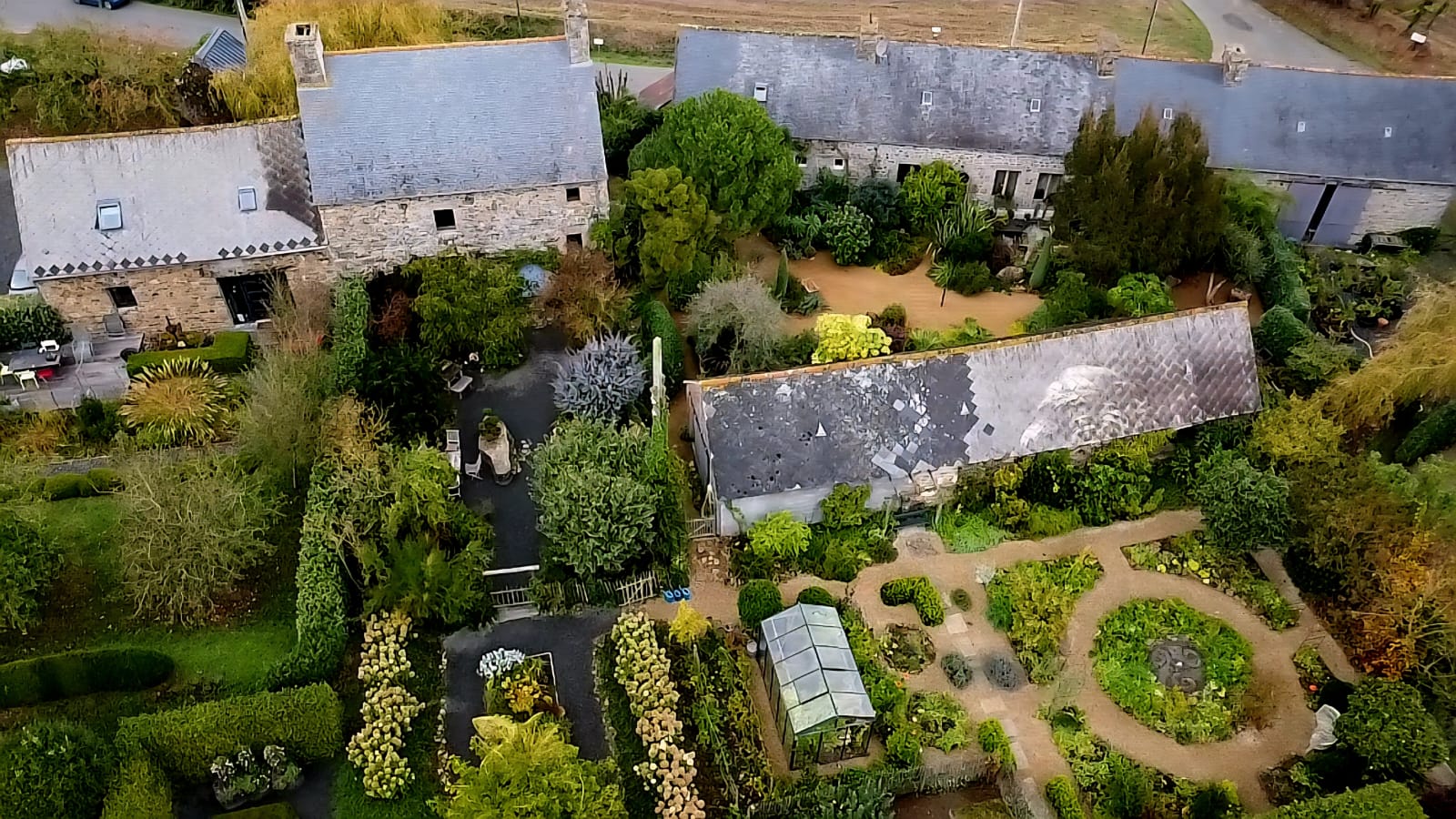 Jardin remarquable, son salon de thé, son gîte et sa longère en pierre