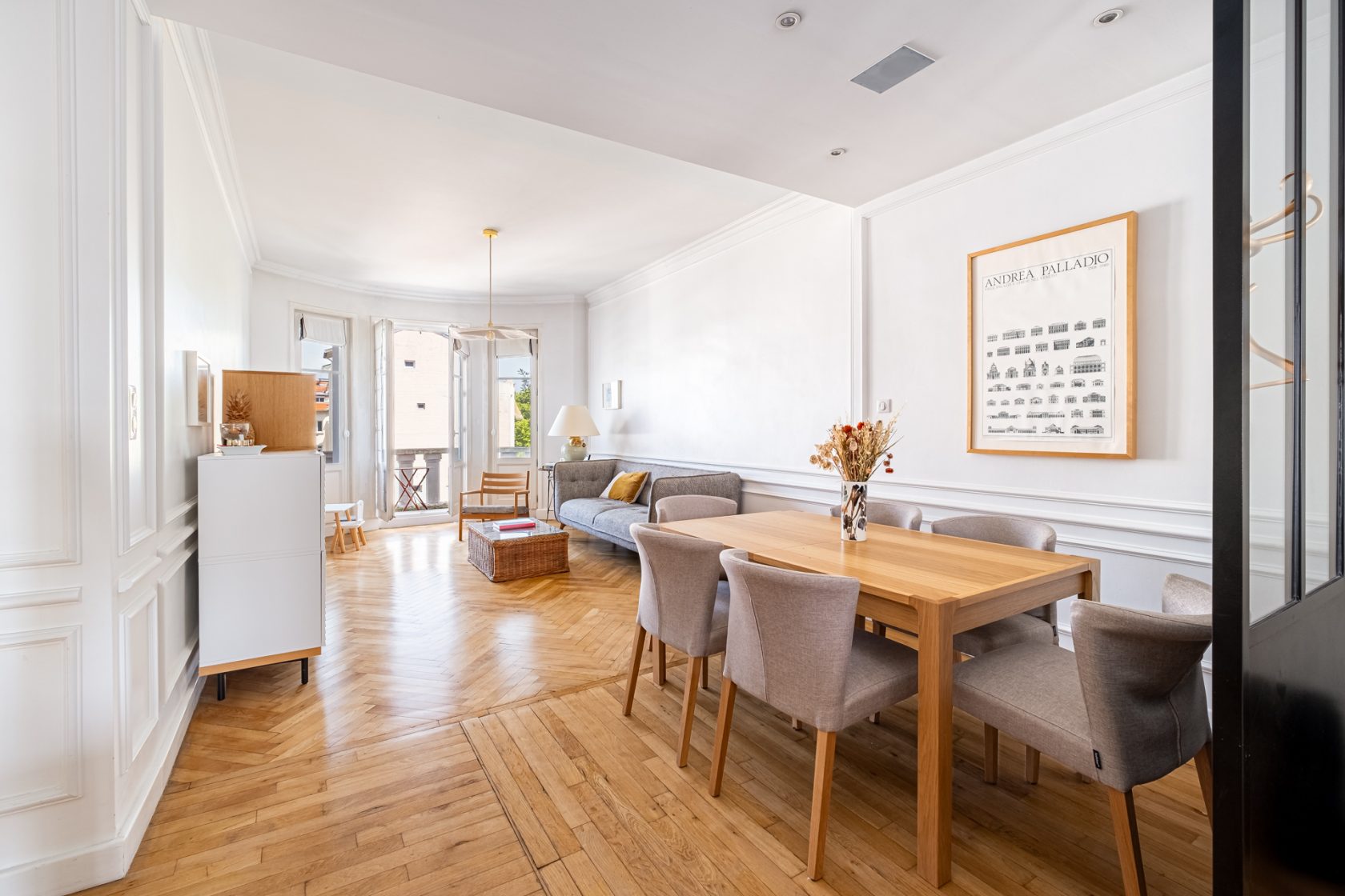 Appartement rénové par architecte en dernier étage avec balcon et vue dégagée