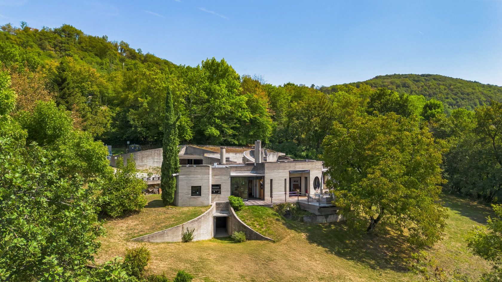 Architect-designed house in a bucolic setting