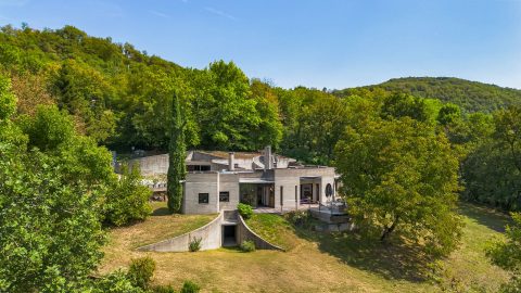 Architect-designed house in a bucolic setting