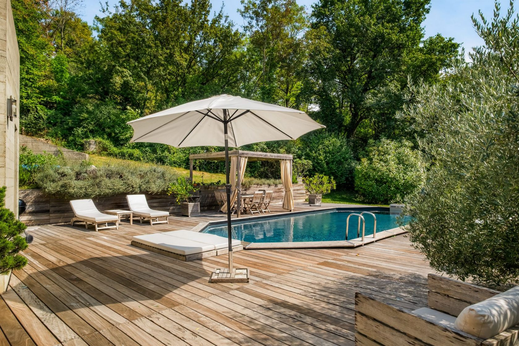 Architect-designed house in a bucolic setting