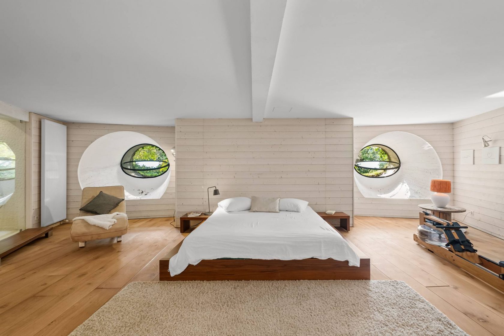 Architect-designed house in a bucolic setting