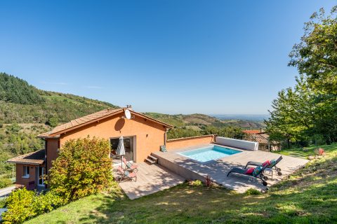 Villa contemporaine sur les hauteurs de Montmelas avec piscine et vue panoramique