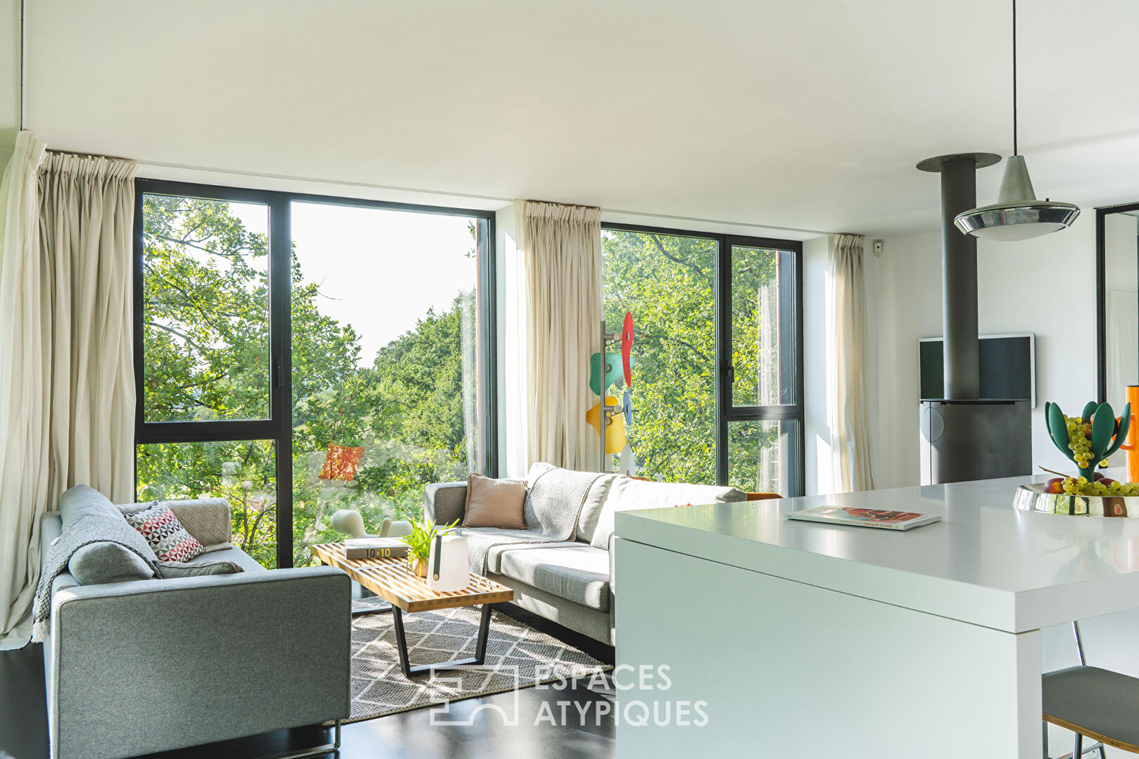 Villa d’architecte dans son environnement boisé