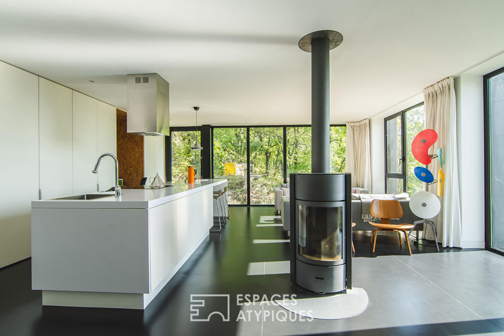 Villa d’architecte dans son environnement boisé