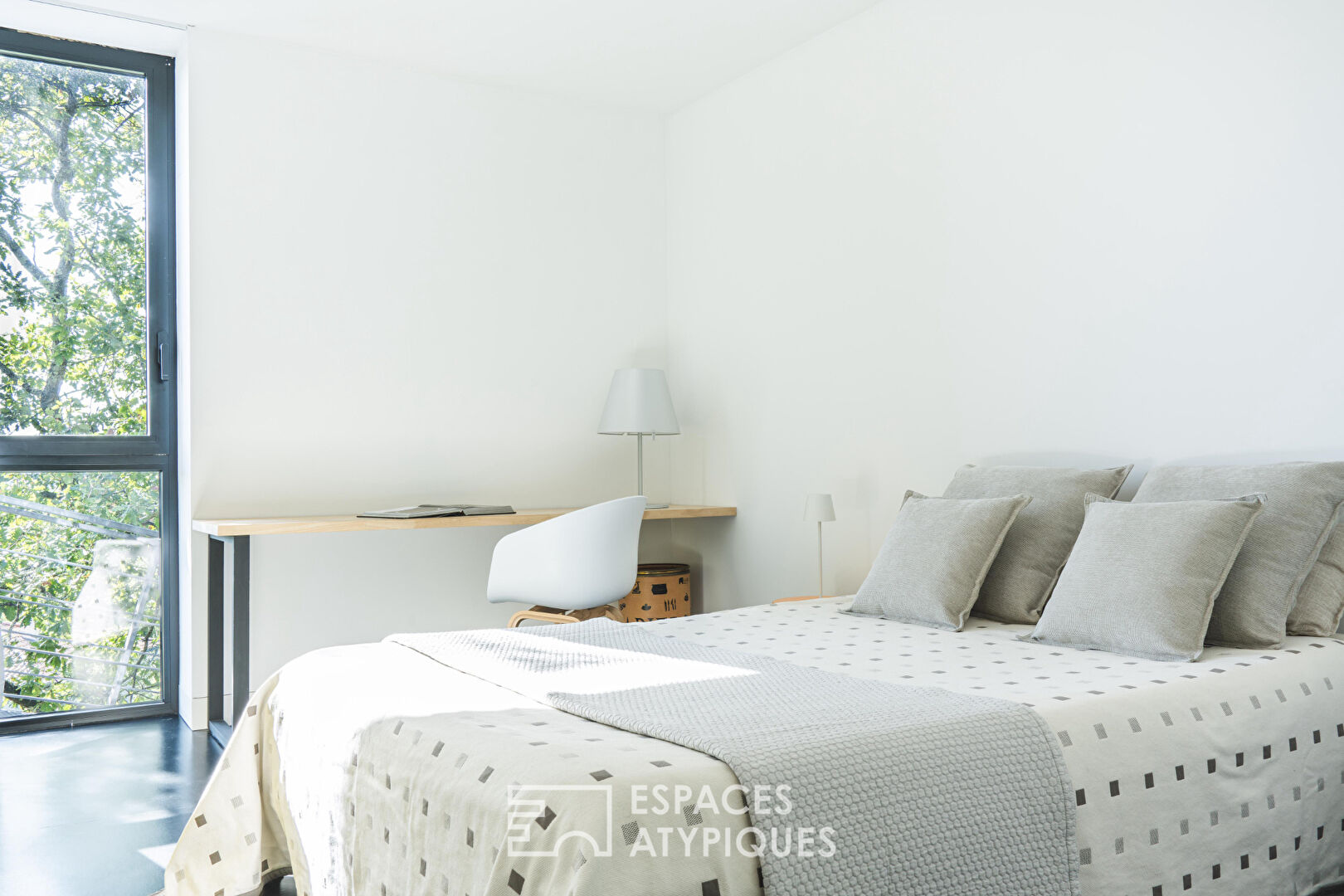 Villa d’architecte dans son environnement boisé