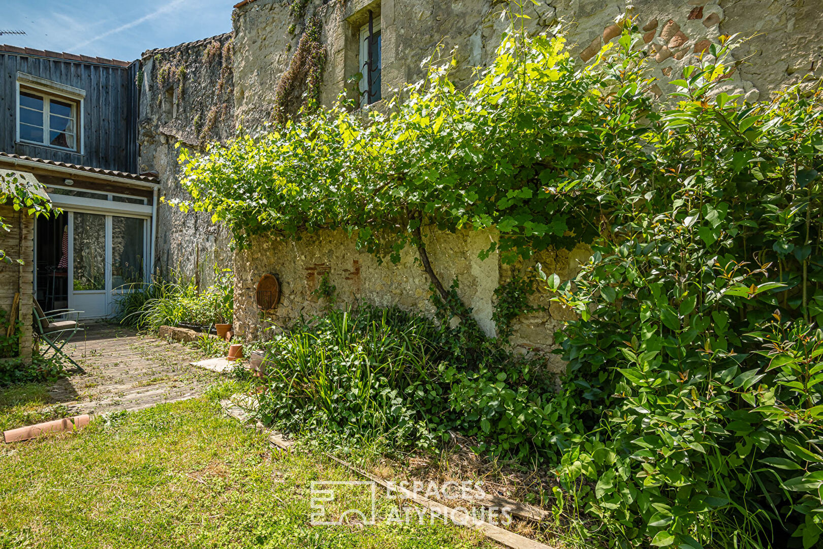 Former converted grocery store with Garonne and garden view