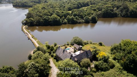 Symbolic property with stunning views over the Étang du Ter