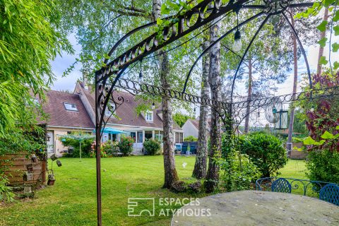 Bright house with jacuzzi and waterfront garden in Chevreuse