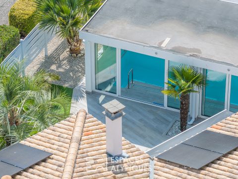 Contemporary villa overlooking the golf course and its unique swimming pool