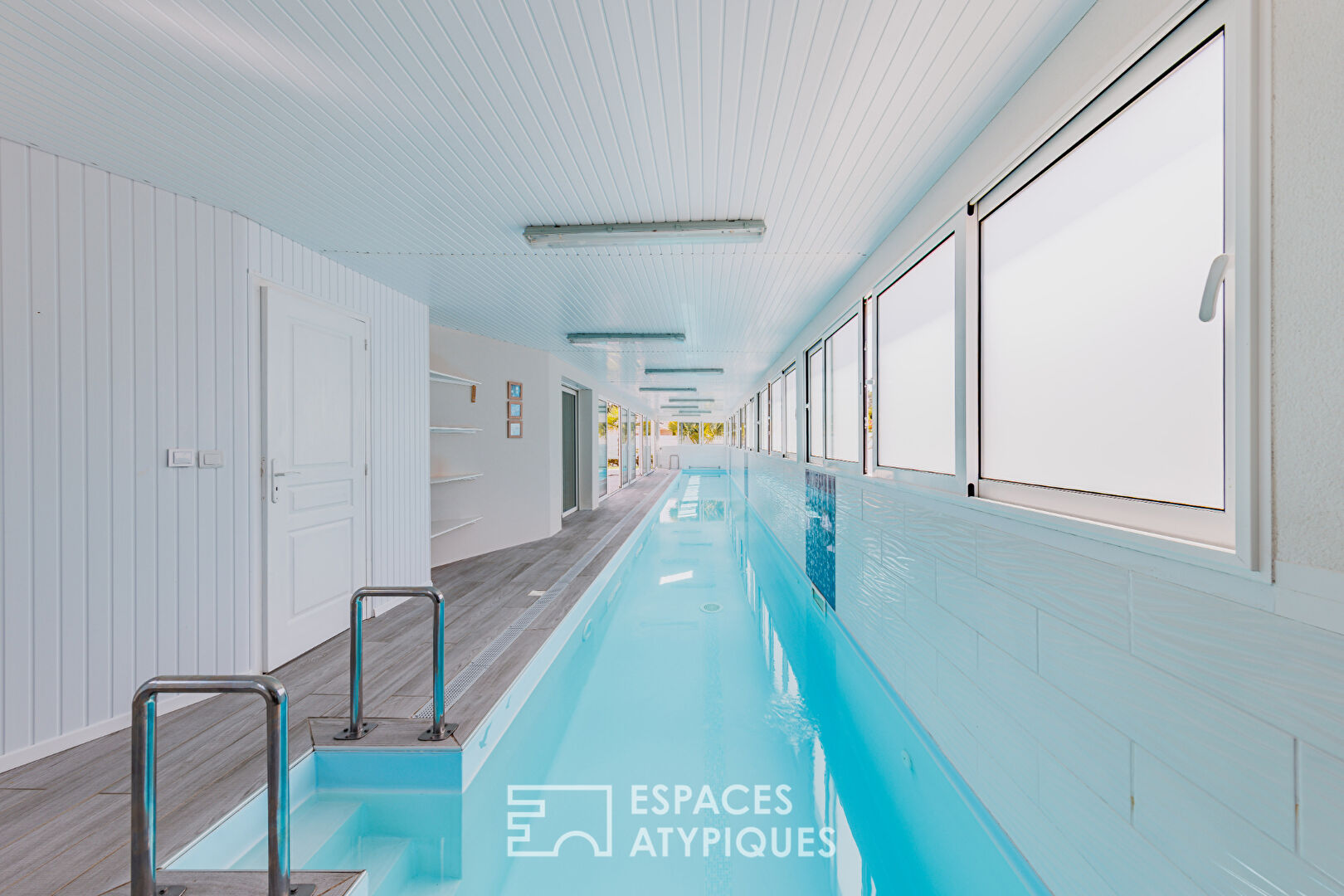 Contemporary villa overlooking the golf course and its unique swimming pool