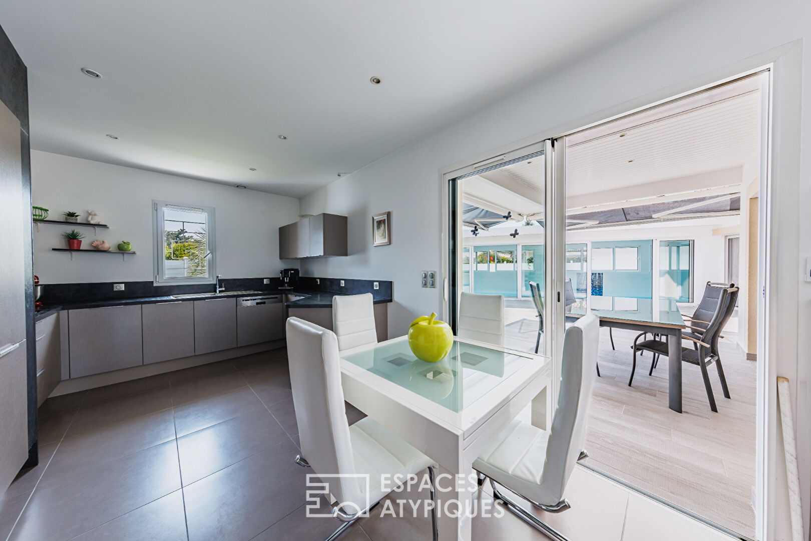 Contemporary villa overlooking the golf course and its unique swimming pool