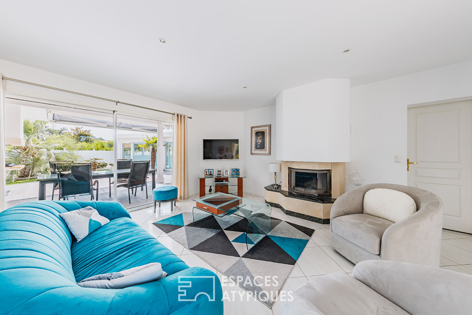 Contemporary villa overlooking the golf course and its unique swimming pool