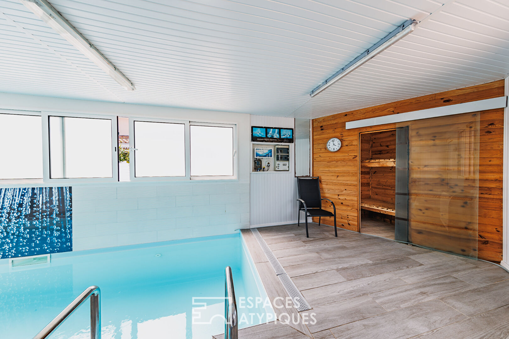 Contemporary villa overlooking the golf course and its unique swimming pool