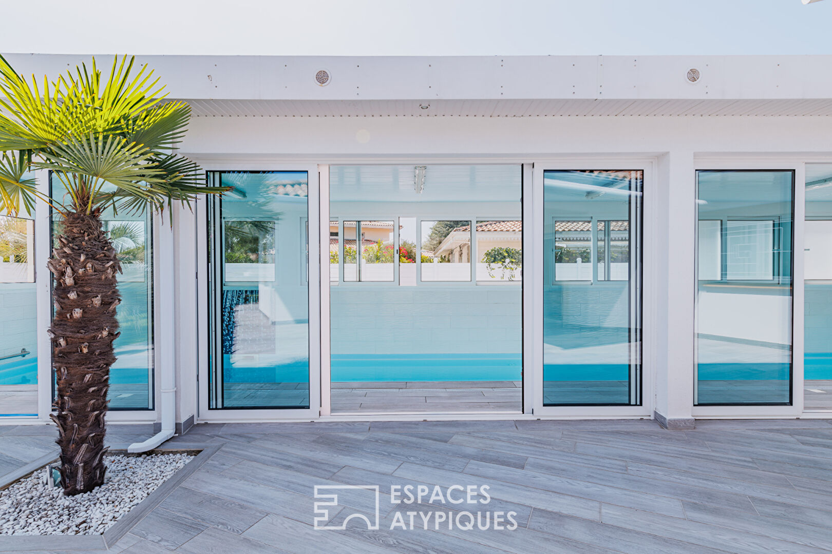 Contemporary villa overlooking the golf course and its unique swimming pool