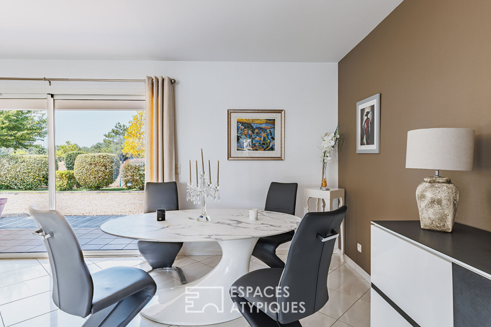 Contemporary villa overlooking the golf course and its unique swimming pool