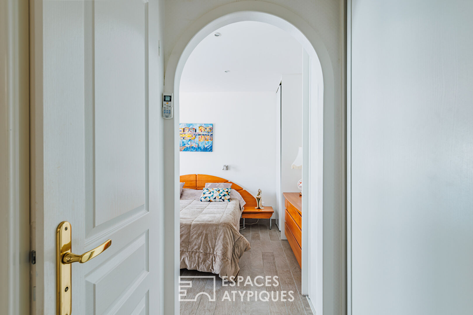 Contemporary villa overlooking the golf course and its unique swimming pool