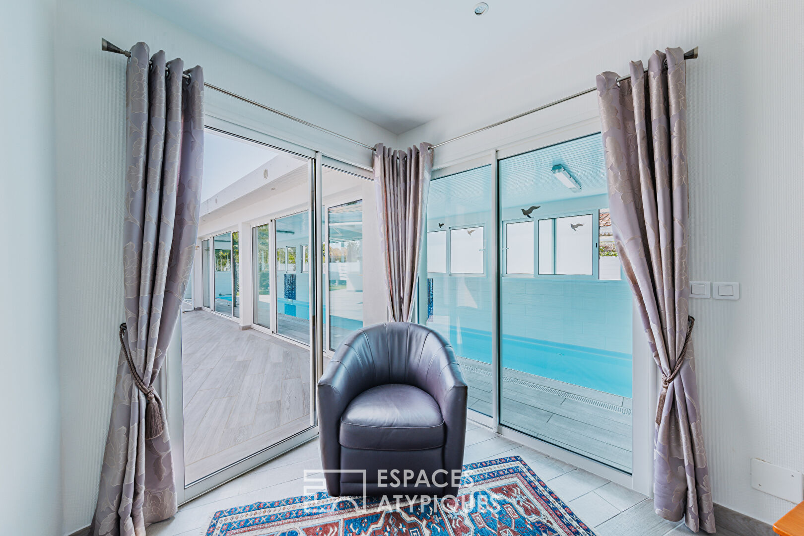 Contemporary villa overlooking the golf course and its unique swimming pool