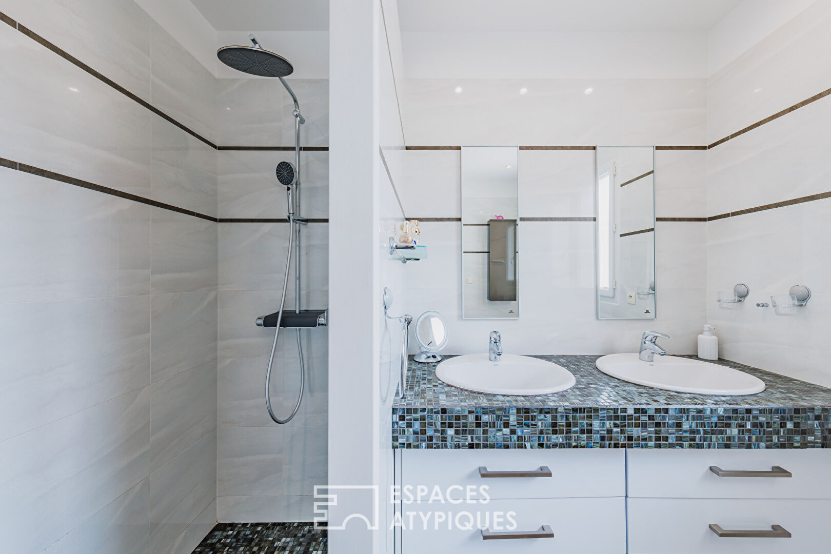 Contemporary villa overlooking the golf course and its unique swimming pool