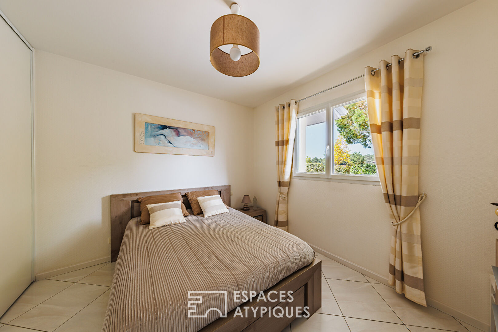 Contemporary villa overlooking the golf course and its unique swimming pool