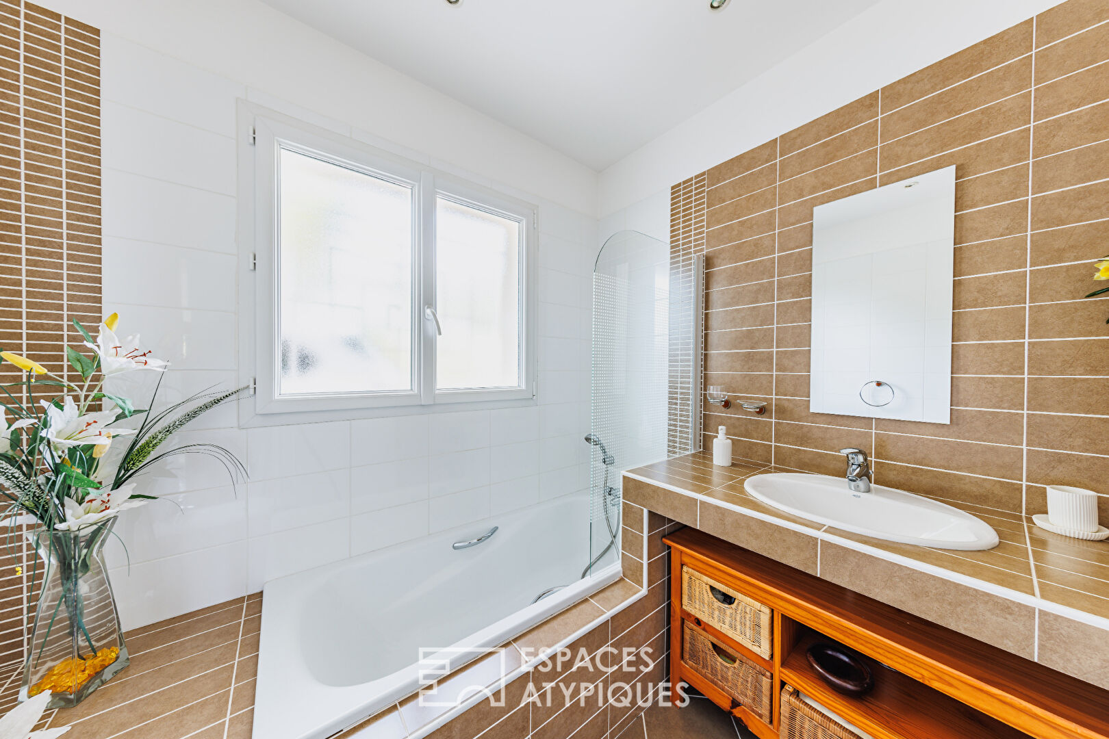 Contemporary villa overlooking the golf course and its unique swimming pool