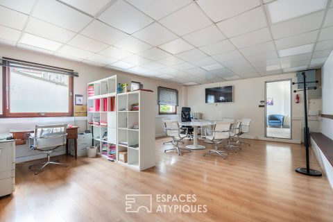 Maison avec bureaux et atelier aux volumes exceptionnels