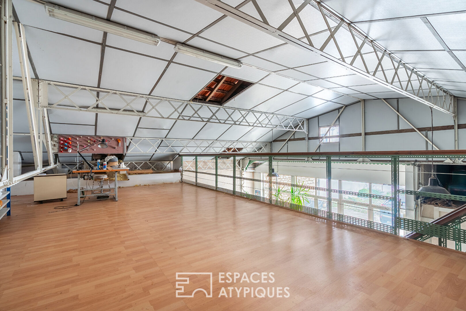 Maison avec bureaux et atelier aux volumes exceptionnels