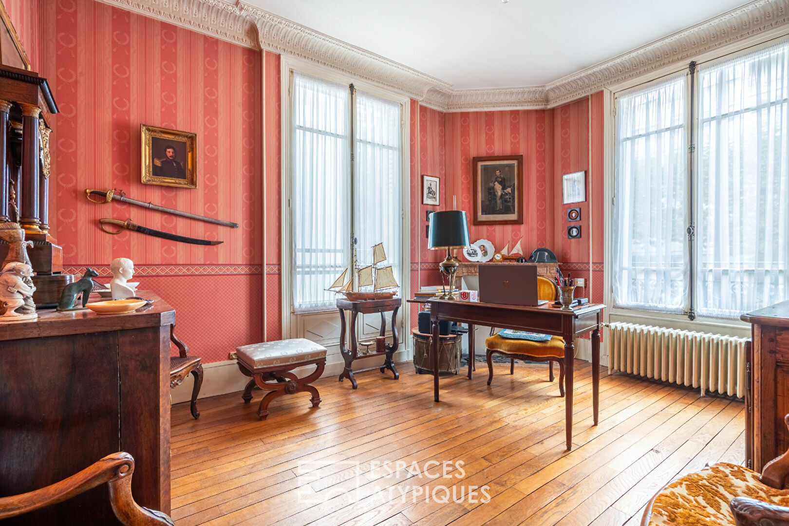 Maison avec bureaux et atelier aux volumes exceptionnels