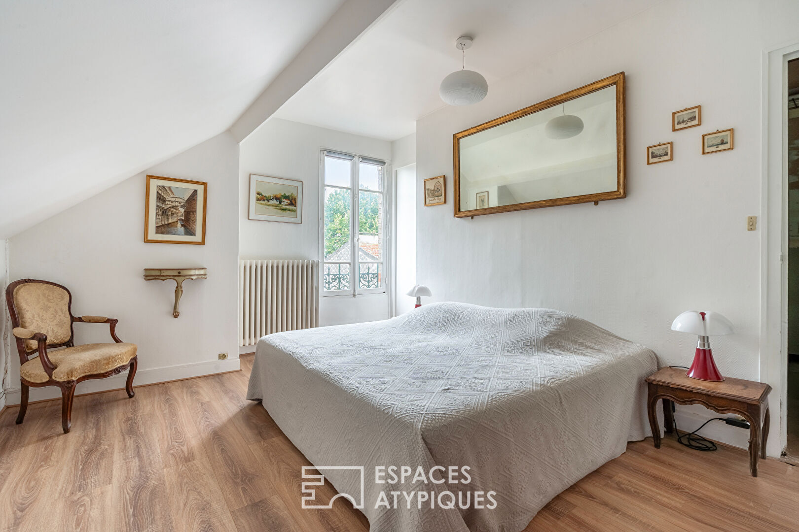 Maison avec bureaux et atelier aux volumes exceptionnels