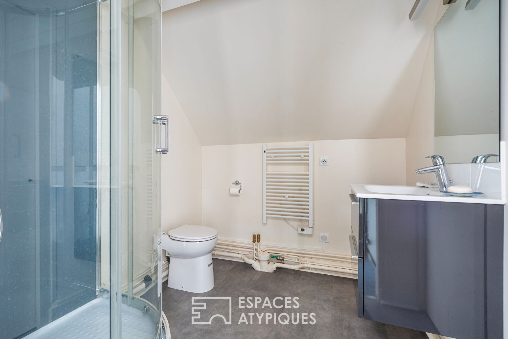 Maison avec bureaux et atelier aux volumes exceptionnels