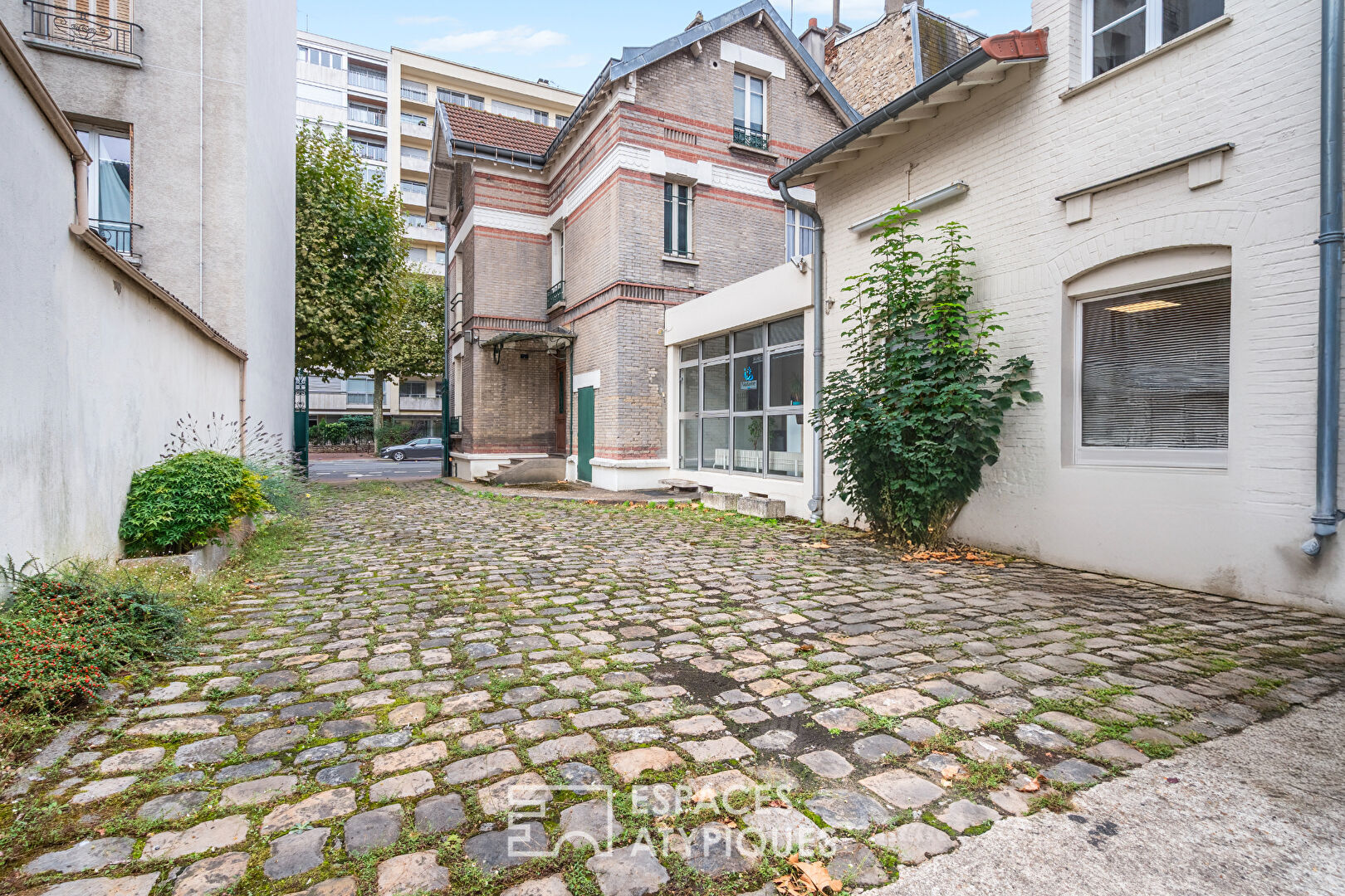 Maison avec bureaux et atelier aux volumes exceptionnels