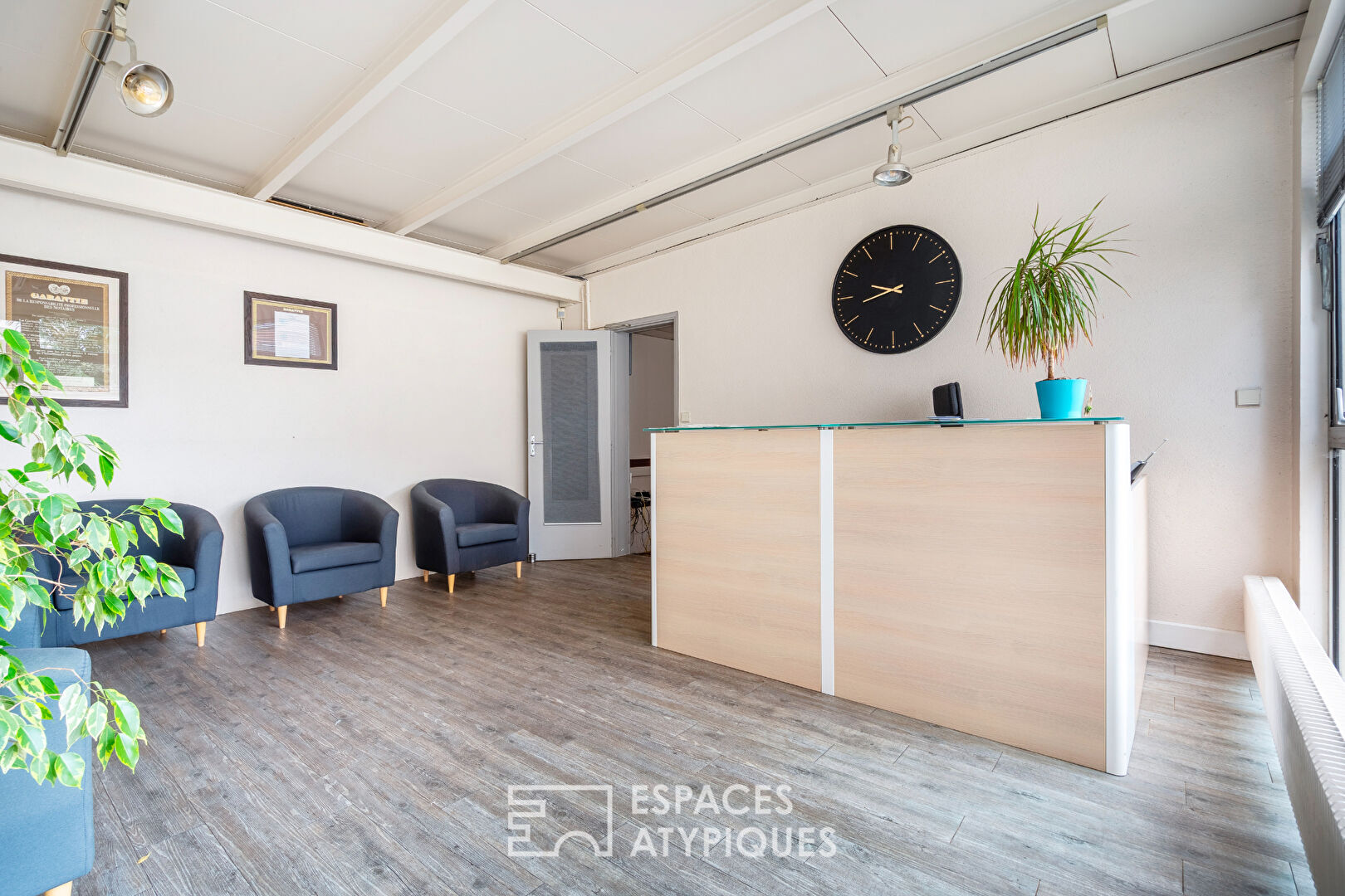 Maison avec bureaux et atelier aux volumes exceptionnels