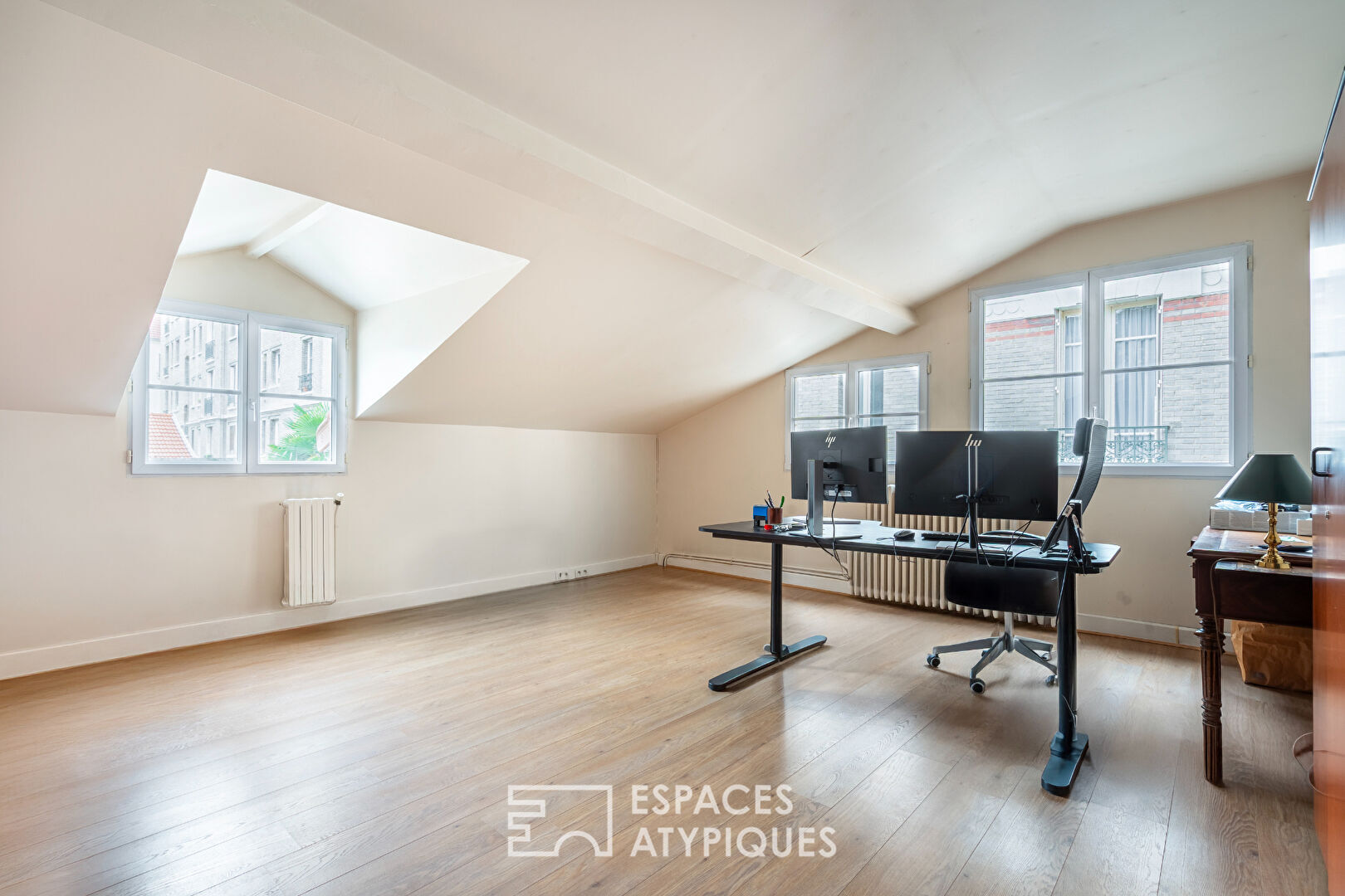 Maison avec bureaux et atelier aux volumes exceptionnels