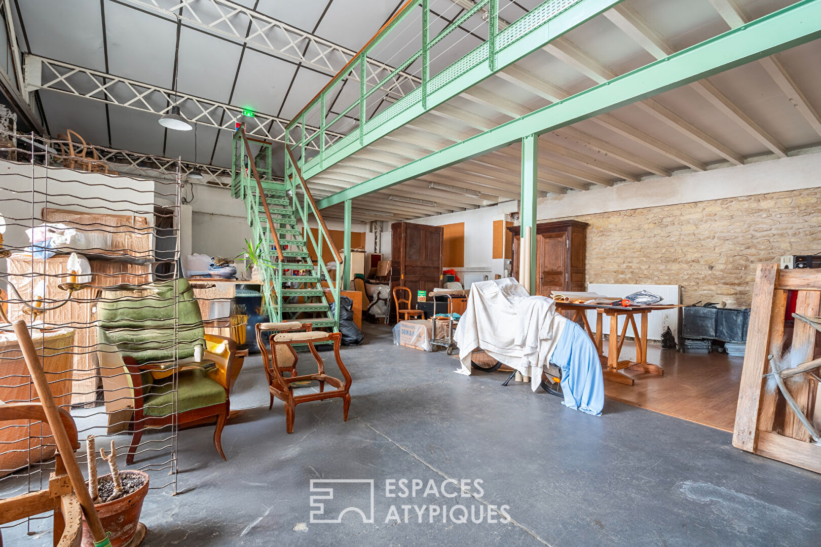 Maison avec bureaux et atelier aux volumes exceptionnels