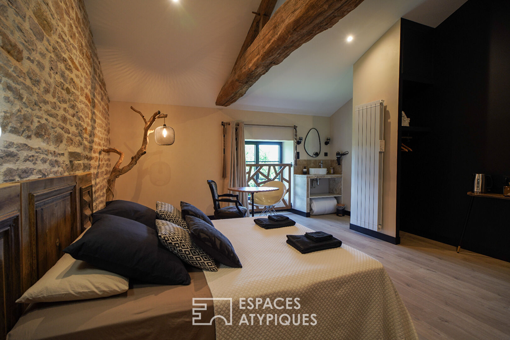 Maison en pierre au charme intemporel