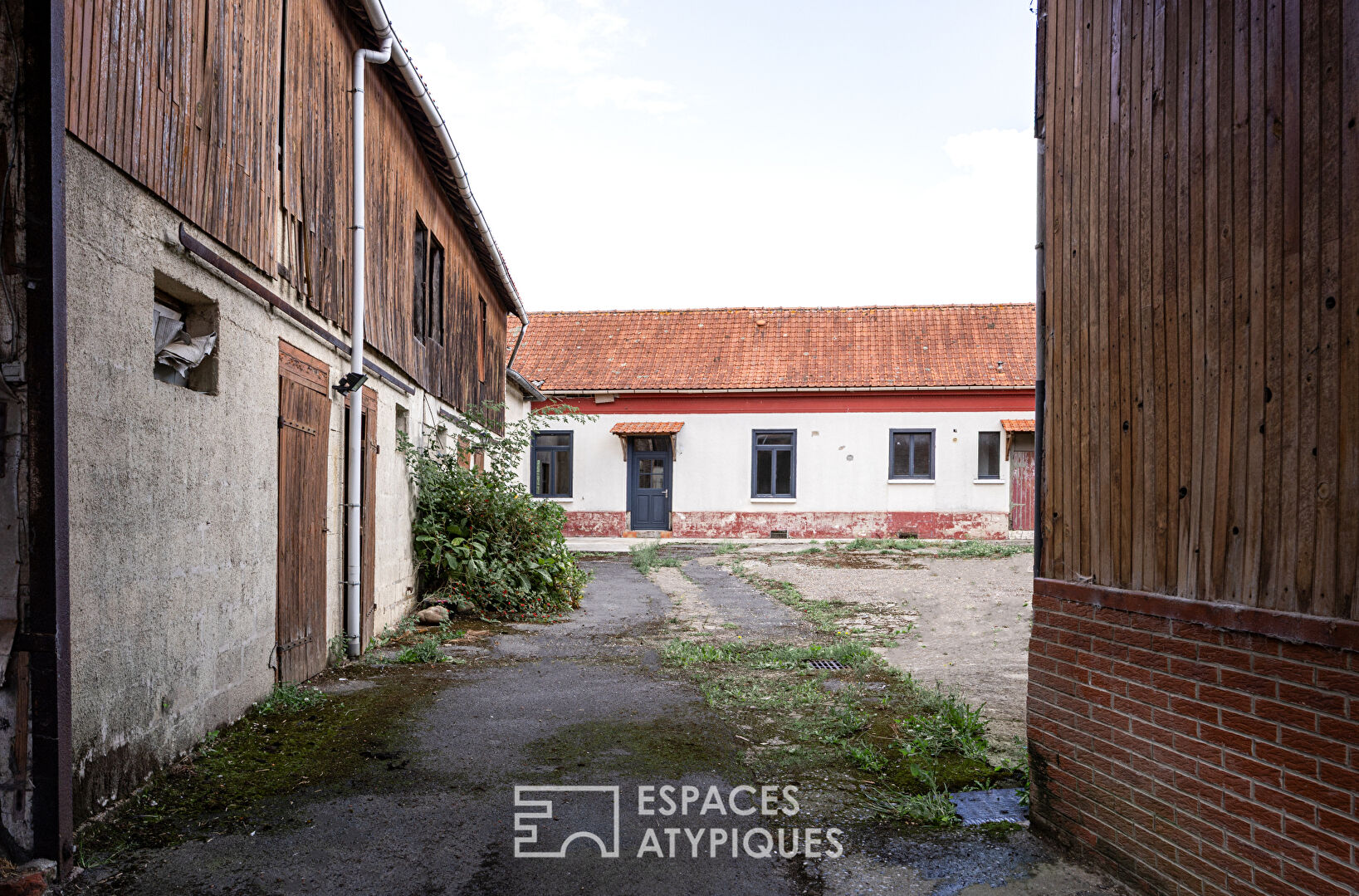 Corps de ferme avec belle longère et annexe