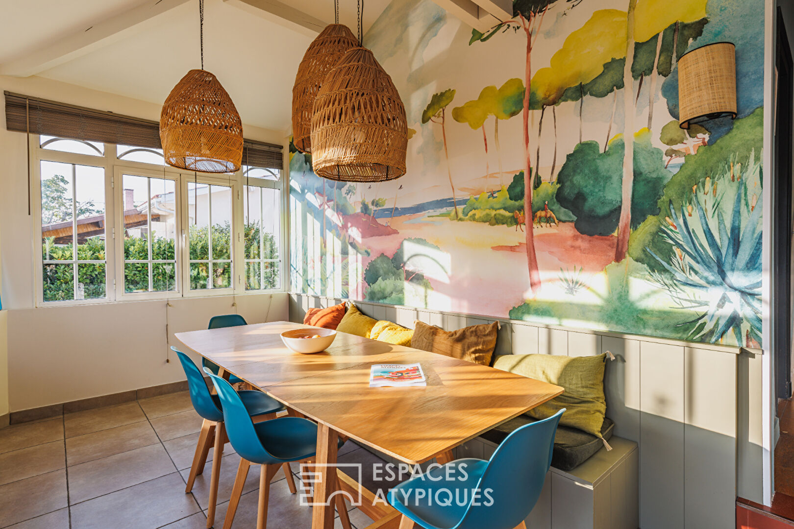 A colorful Arcachon interlude between the port and the city center