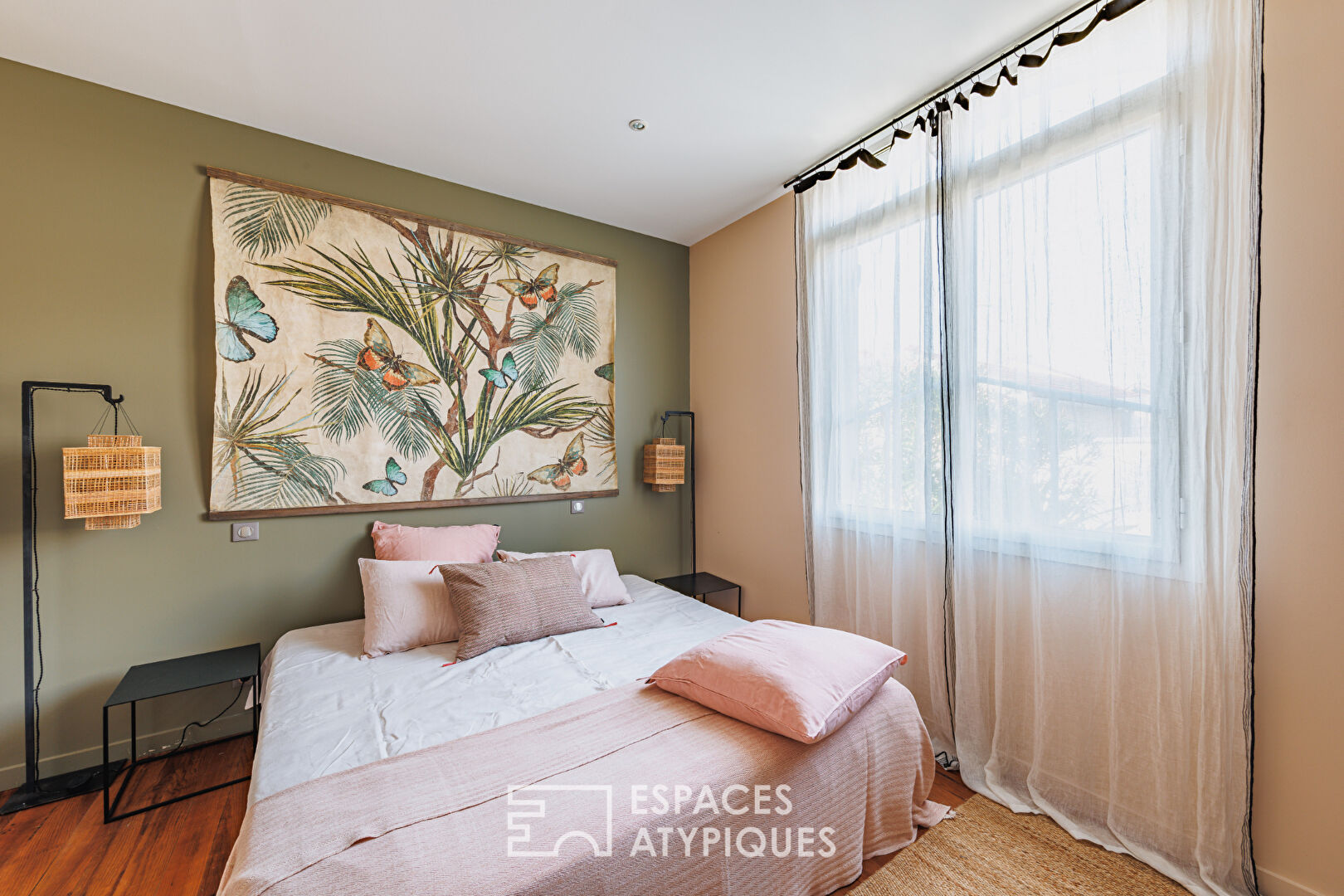 A colorful Arcachon interlude between the port and the city center