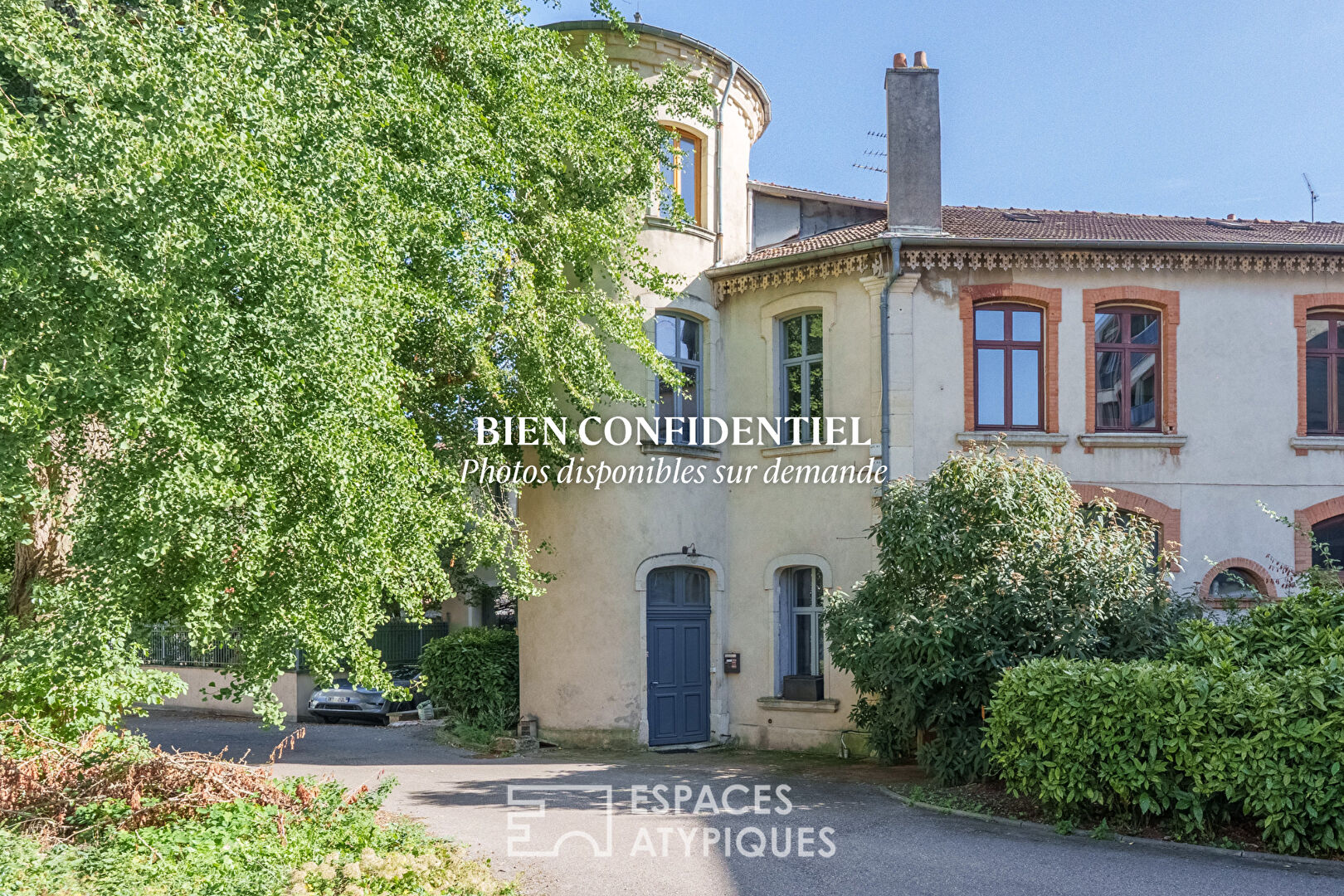 Triplex singulier et ses extérieurs privatifs en coeur de ville