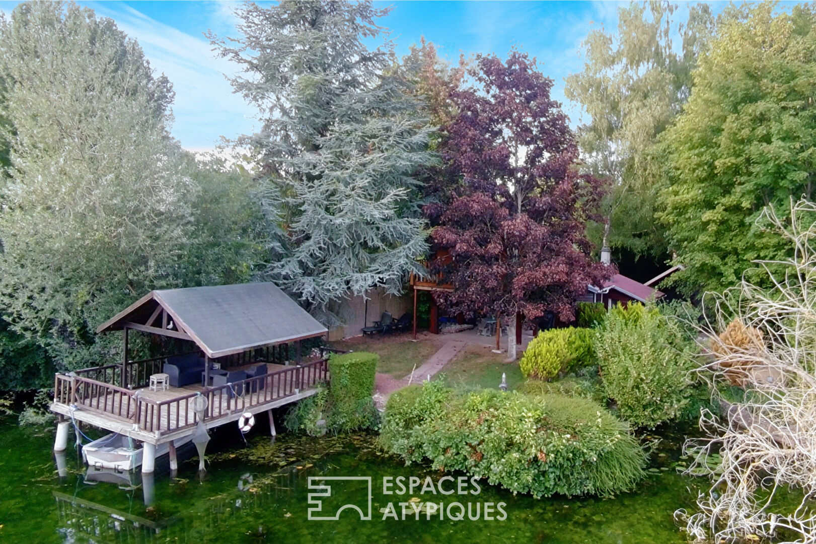 Ensemble de deux chalets sur étang  aux alentours de Roye