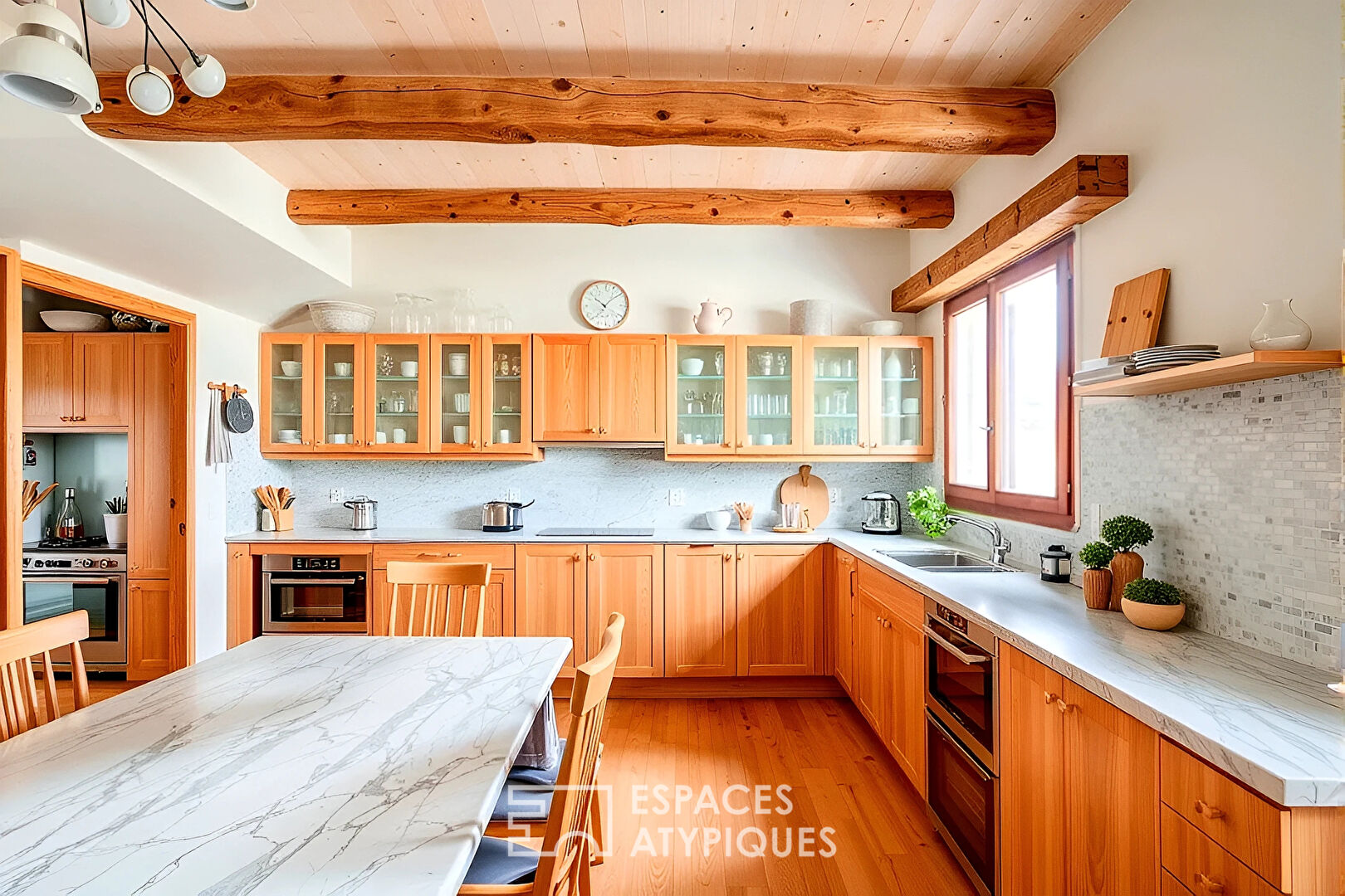 Architect-designed house of 274 m² with garden suitable for a swimming pool and unusual volumes