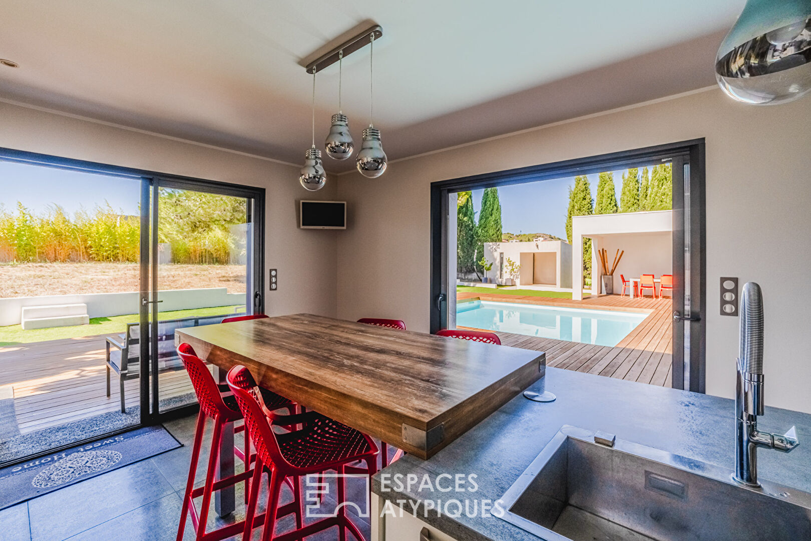 Villa de plain-pied avec piscine avec appartement indépendant et terrain constructible