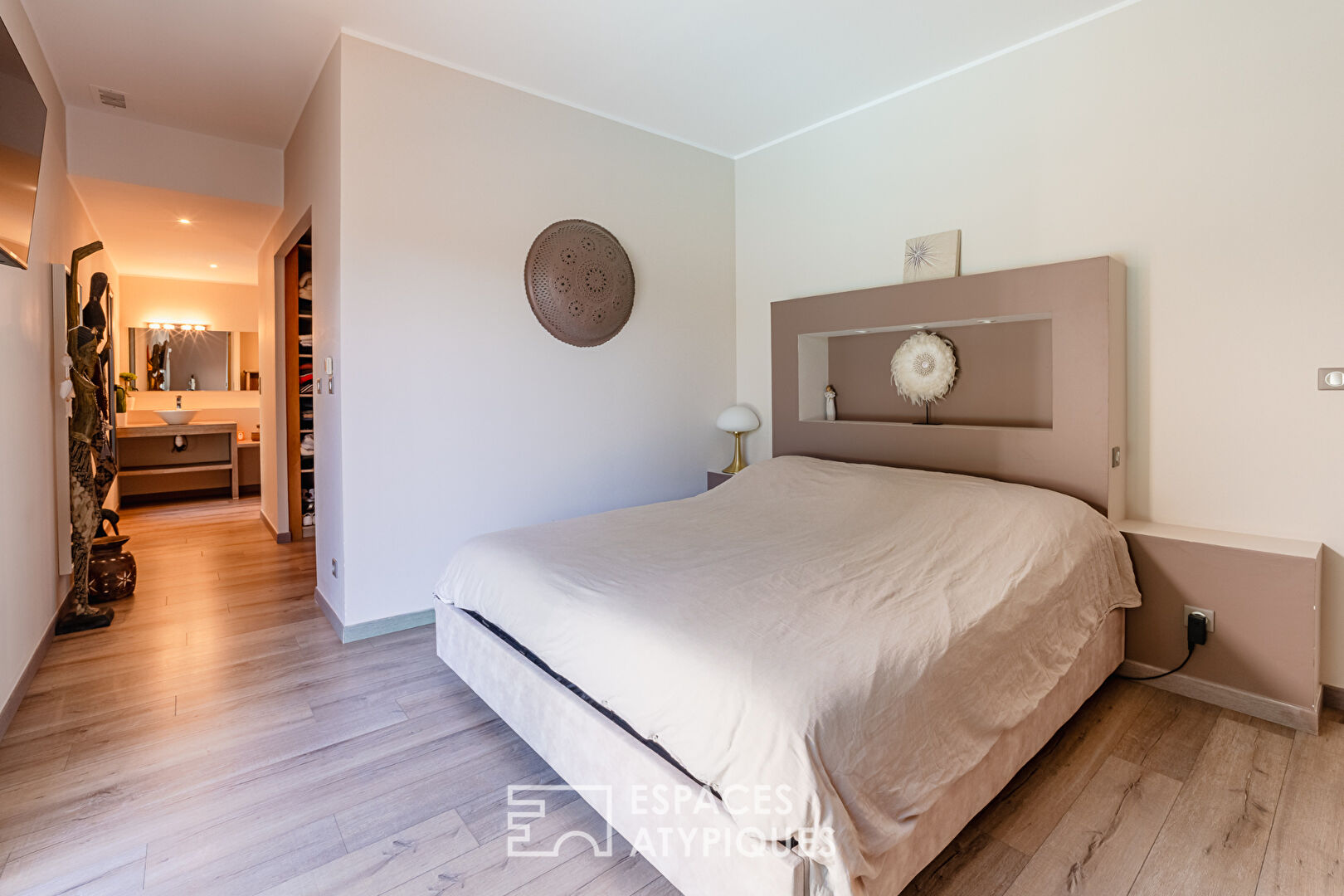 Villa de plain-pied avec piscine avec appartement indépendant et terrain constructible